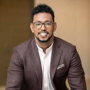الكاتب عمار عمر